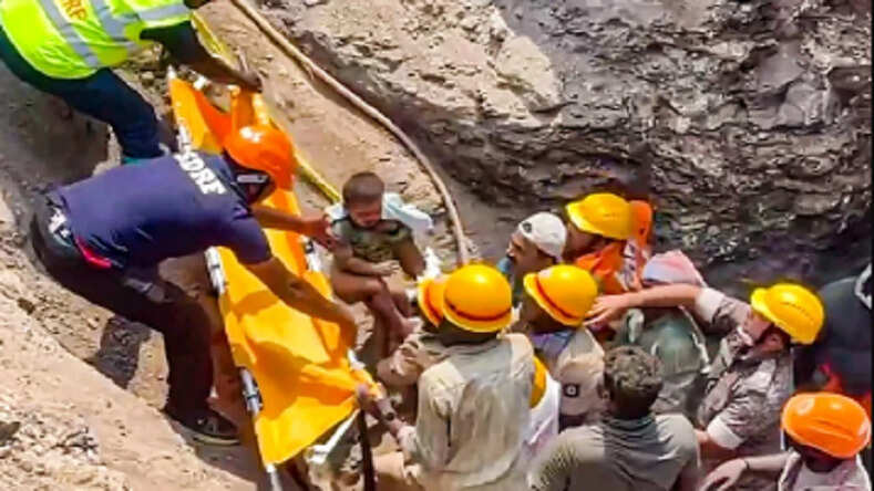 Karnataka News: लाचयाना गांव में बोरवेल में फंसे 2 साल के बच्चे को 20 घंटे के बाद बचाया गया, सीएम सिद्दारमैया ने बचाव टीम को सराहा