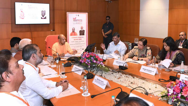  सीएम योगी का निर्देश – खादी को बनाएं ग्लोबल ब्रांड, विदेशी बायर्स की सुरक्षा में न हो चूक
