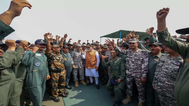 प्रधानमंत्री आदमपुर वायु सेना स्टेशन पर बहादुर वायु योद्धाओं और सैनिकों से की मुलाकात