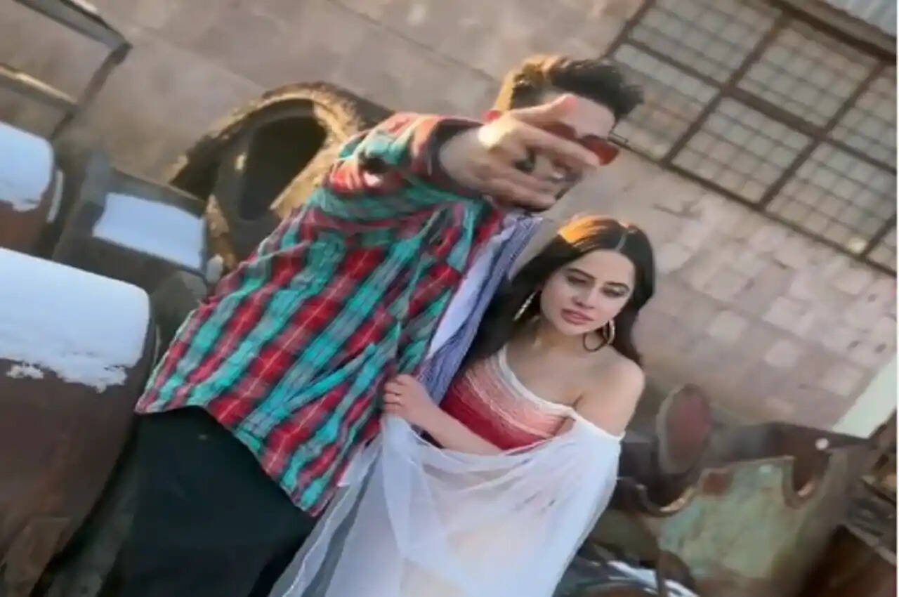 उर्फी जावेद कर रही हैं इस इंडो-कैनेडियन सिंगर को डेट? नोट लिख किया खुलासा!