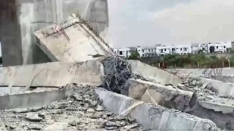 Gujarat News: पालनपुर में गिरा निर्माणाधीन पुल का हिस्सा, कटर से काटकर निकाला गया रिक्शा