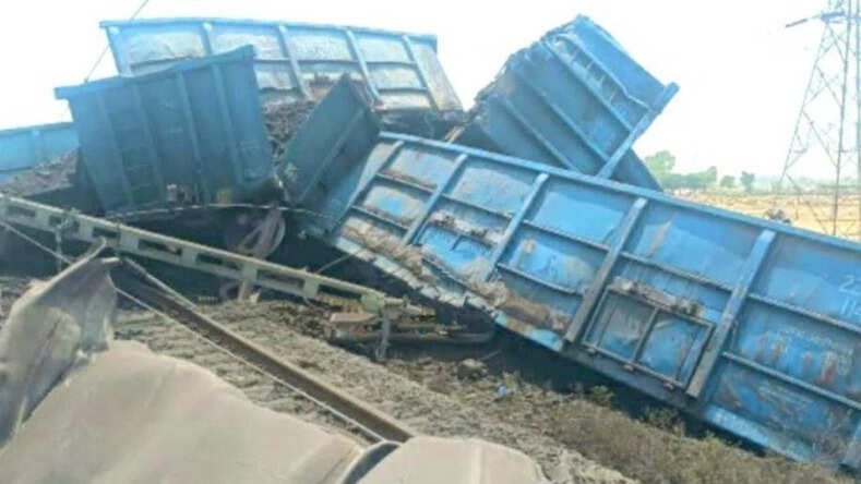उत्तर प्रदेश के इटावा जिले में कोयला लदी मालगाड़ी के 13 डिब्बे पटरी से उतरे 