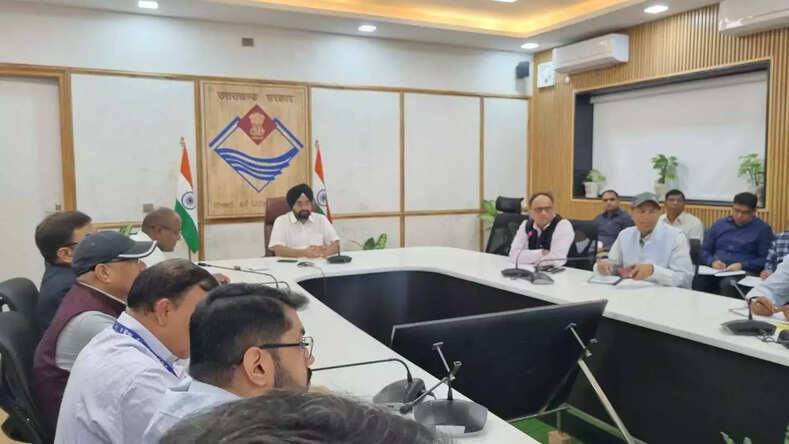 Uttarakhand: उत्तराखंड के मुख्य सचिव संधु ने सचिवालय में विभिन्न विभागों की समीक्षा की