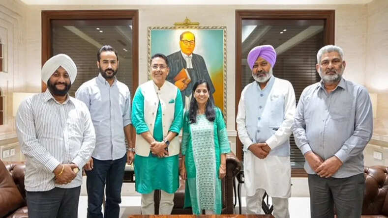 CM अरविंद केजरीवाल की पत्नी सुनीता केजरीवाल पंजाब की पूरी कैबिनेट से मिलीं