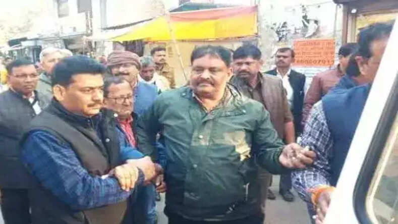 Lucknow की मोहनलालगंज तहसील में रिश्वत लेते हुए कानूनगो, मुंशी गिरफ्तार