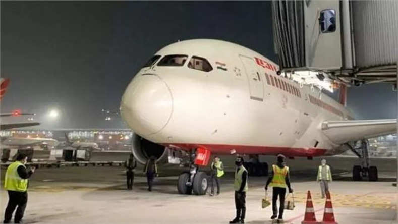 यूक्रेन में फंसे भारतीयों को लाने के लिए Air India का विमान बुखारेस्ट रवाना