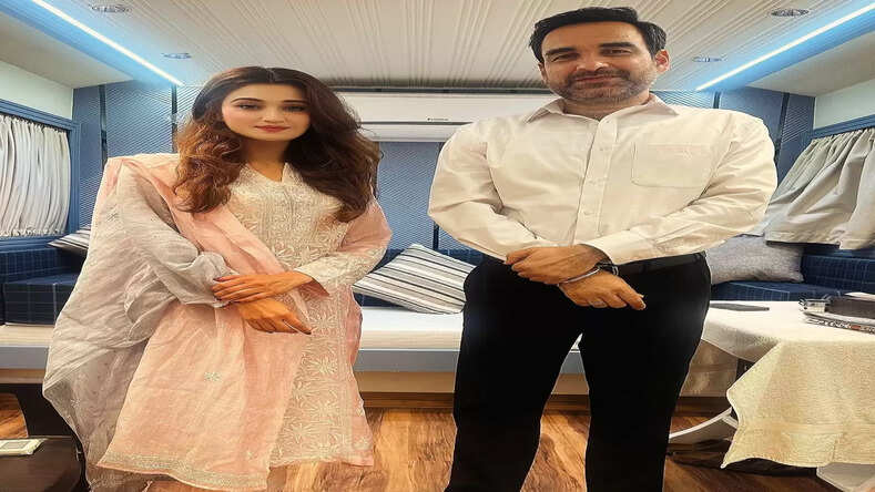 आरुषि निशंक ने अविश्वसनीय पंकज त्रिपाठी के साथ 'गर्व का क्षण' साझा किया व प्रशंसकों के लिए एक ख़ुशी भरा पोस्ट साझा किया