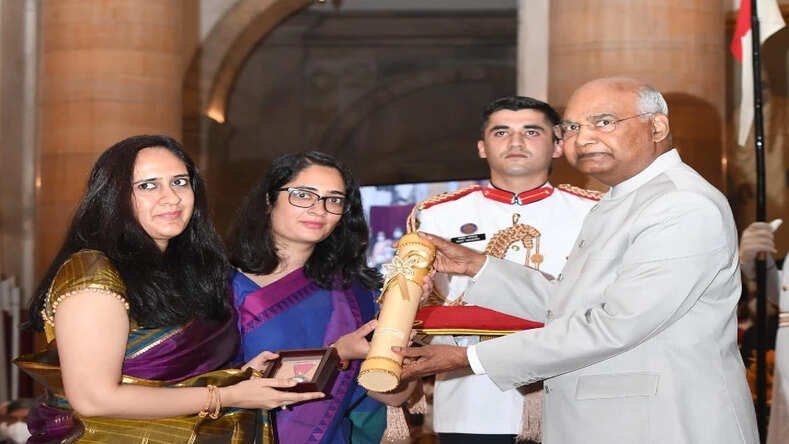 General Bipin Rawat: राष्ट्रपति रामनाथ कोविंद ने CDS बिपिन रावत को मरणोपरांत किया सम्मानित, बेटियों ने लिया पद्म विभूषण सम्मान