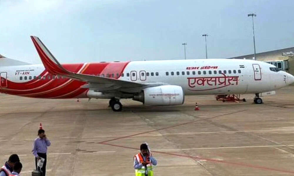 एयर इंडिया एक्सप्रेस विमान के इंजन से अचानक धुंआ निकला 141 यात्री सुरक्षित