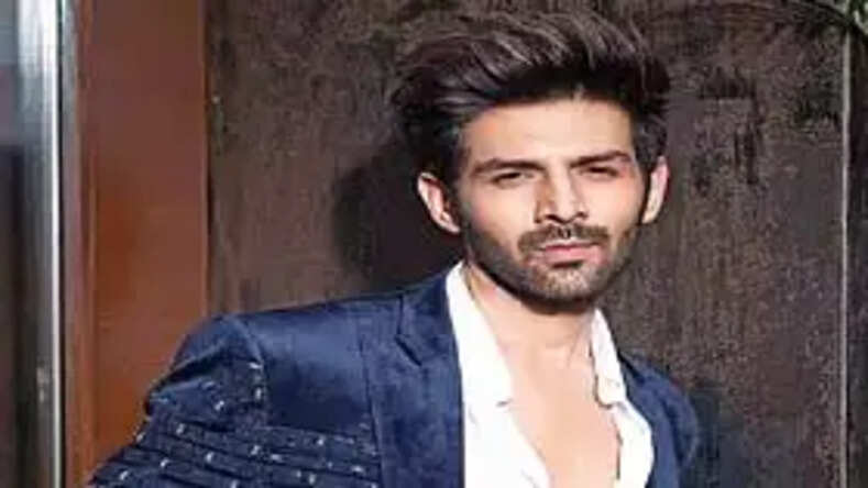Kartik Aaryan ने नन्हे फैन को खुश करने के लिए एयरपोर्ट पर किया ऐसा काम