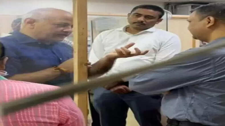  केंद्रीय अन्वेषण ब्यूरो के अधिकारी ने डिप्टी CM मनीष सिसोदिया के बैंक लॉकर्स की शुरु जांच