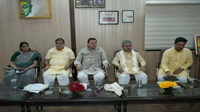 मुख्यमंत्री पुष्कर सिंह धामी ने पार्टी सांसदों के साथ आगामी लोकसभा चुनाव की तैयारियों को लेकर की चर्चा