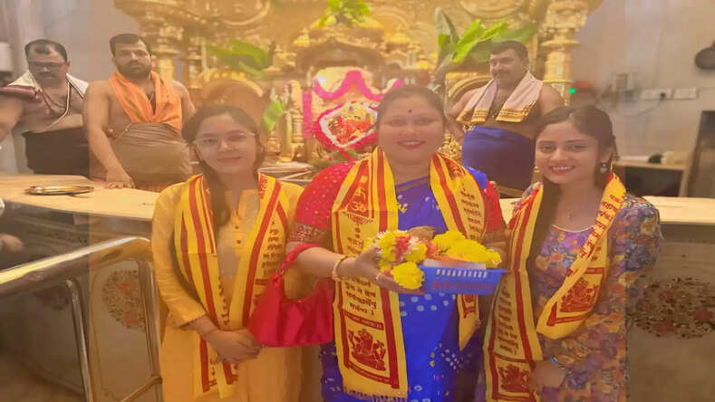 Sanya Thakur: श्री सिद्धिविनायक मंदिर में साउथ स्टार सान्या ठाकुर ने परिवार के साथ किए दर्शन