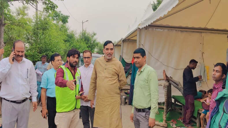 दिल्ली के पर्यावरण मंत्री गोपाल राय ने राजघाट स्थित राहत शिविर का किया दौरा, राहत कार्यों की समीक्षा की