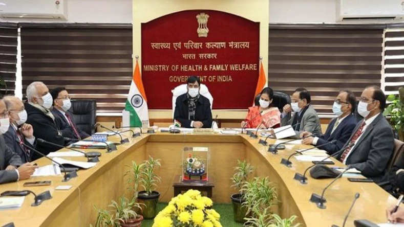 भारत में कोरोना की स्थिति पर स्वास्थ्य मंत्री मनसुख मंडाविया ने की बैठक, विदेश से आने वाले यात्रियों की होगी जांच