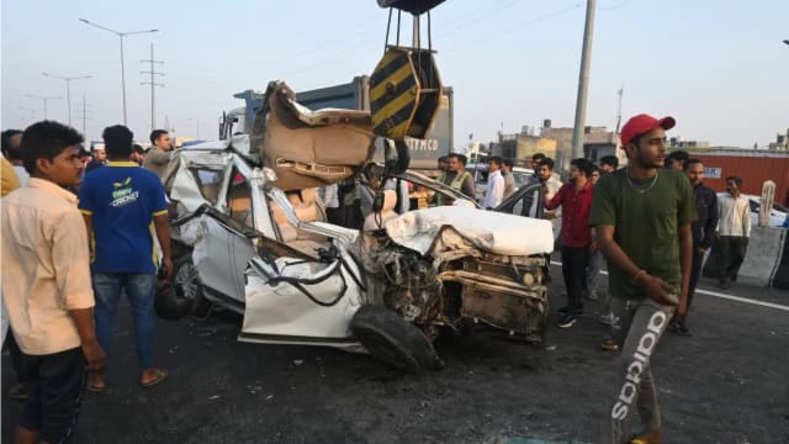दिल्ली-मेरठ एक्सप्रेसवे पर बड़ा हादसा स्कूल वैन और ट्रक की भिड़ंत, ड्राइवर सहित 2 बच्चों की मौत, 9 छात्र घायल