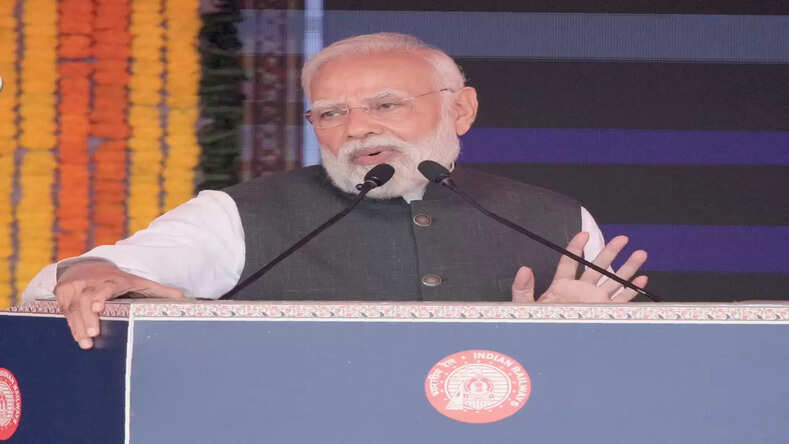  प्रधानमंत्री मोदी ने काशी से चार नई वंदे भारत ट्रेनों को दिखाई हरी झंडी