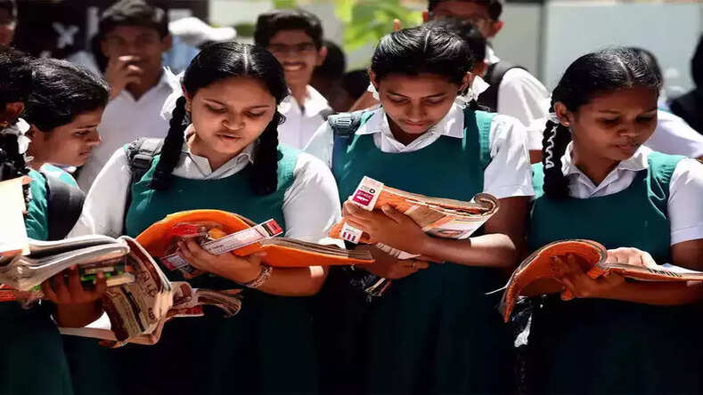 UP Board Result 2022 : लड़कियों ने 12वीं में मारी बाजी, देखें टॉपर्स सूची 