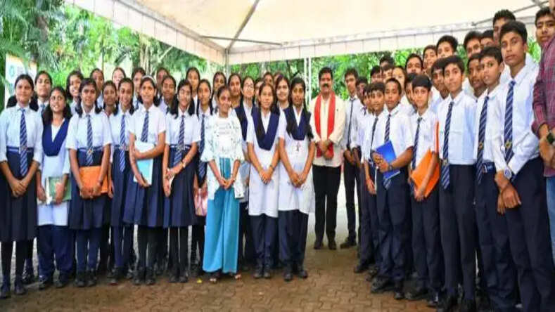 उपमुख्यमंत्री विजय शर्मा से उनके निवास कार्यालय में जवाहर नवोदय विद्यालय कबीरधाम के छात्र-छात्राओं ने की मुलाकात