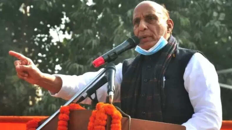 राजनाथ सिंह का दावा- सावरकर ने गांधी के कहने पर अंग्रेज़ों से माफ़ी मांगी