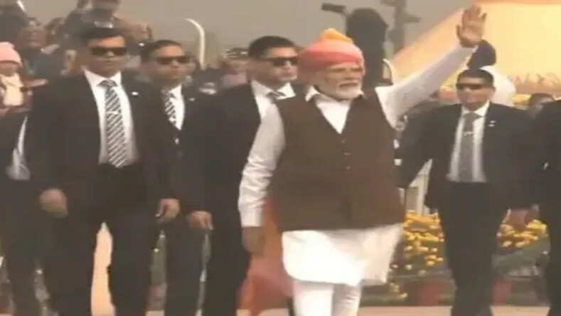 Republic Day 2024: कर्तव्य पथ पर पैदल चले प्रधानमंत्री नरेन्द्र मोदी, हाथ हिलाकर किया लोगों का अभिवादन