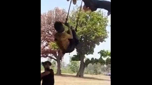 छत्तीसगढ़ के बिलासपुर में मानवता को शर्मसार करने वाली घटना आई सामने, कैमरे के सामने युवक को पेड़ से उल्टा लटका कर पीटा