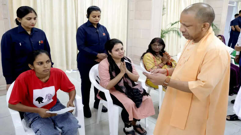  समस्याओं के समाधान को तत्पर योगी सरकार, जनता की सेवा ही सर्वोच्च प्राथमिकता