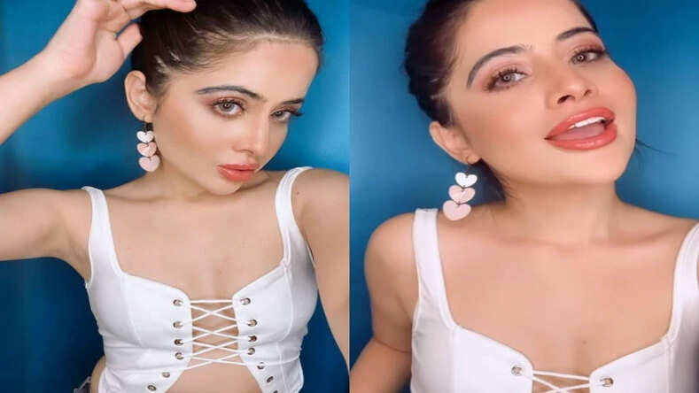 Urfi javed: व्हाइट क्रिस क्रॉस टॉप में उर्फी जावेद ने दिए पोज, फैंस बोले- मैडम यूं .......