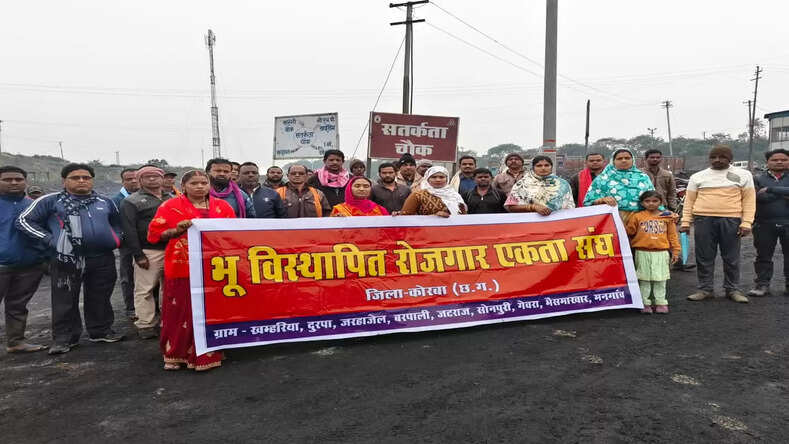5 घंटे तक बंद किया भू-विस्थापितों ने कुसमुंडा खदान को : लंबित रोजगार प्रकरणों के निराकरण, पुनर्वास और जमीन वापसी की मांग