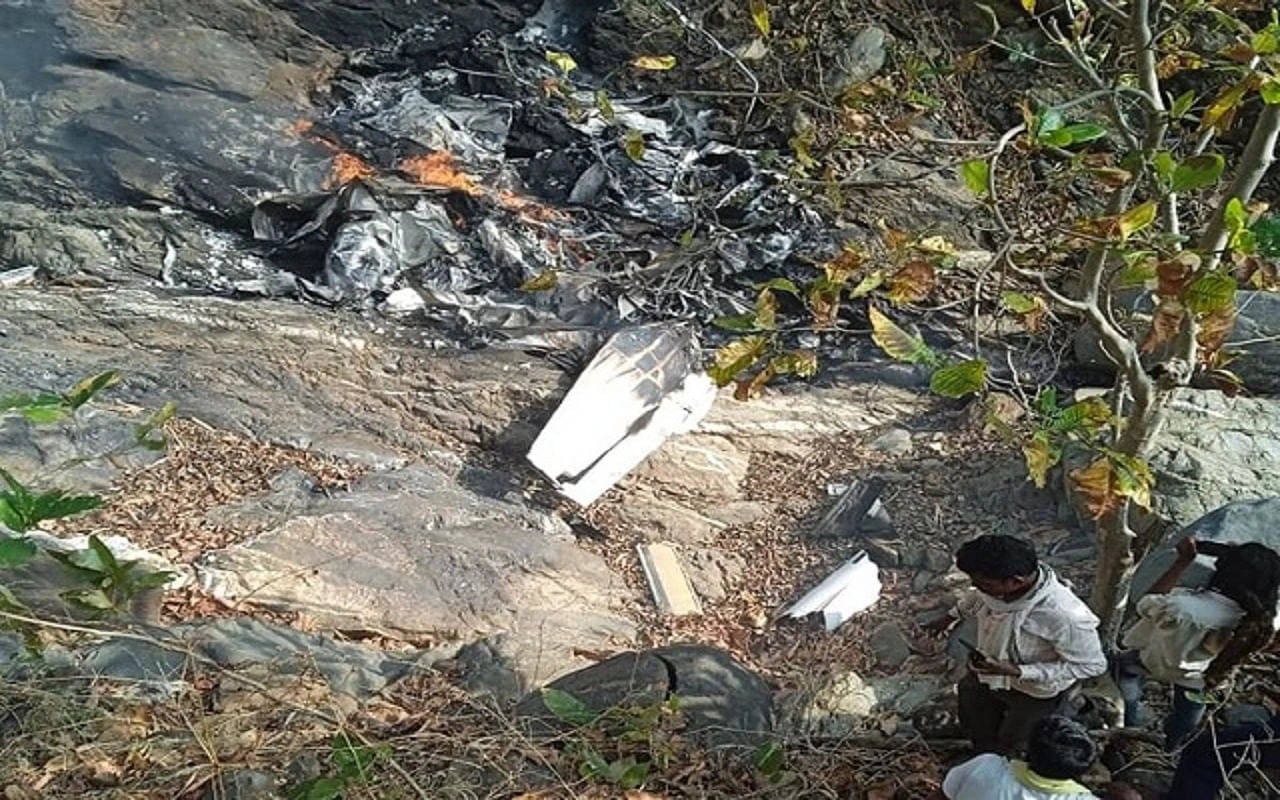 MP: बालाघाट मे विमान दुर्घटनाग्रस्त, महिला प्रशिक्षु पायलट लापता, एक की मौत