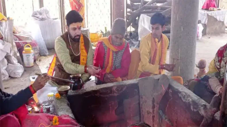 Ayodhya News : पर्यावरण संरक्षण यज्ञ में जड़ी बूटियों से बनी हवन सामग्री से दी जा रही आहुति 