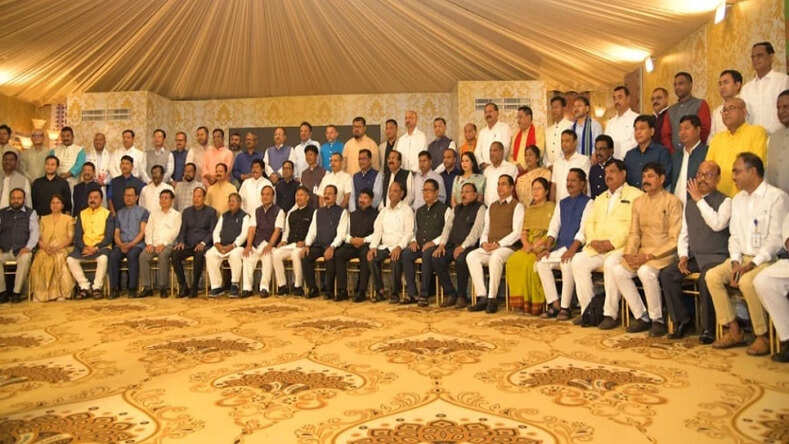असम विधानसभा बजट में राज्यपाल के अभिभाषण के बाद हंगामा, विपक्ष ने सदन से किया बहिर्गमन