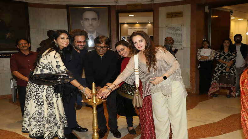  फरदीन खान, निधि चौधरी, लैला खान और रूपाली सूरी ने संजय श्रीवास्तव के नए शो का लॉन्च किया