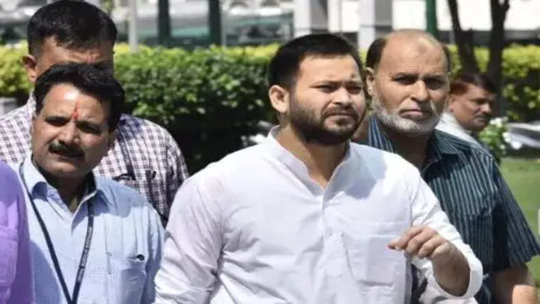 Bihar News: पूर्णिया में तेजस्वी यादव की एस्कॉर्ट गाड़ी दुर्घटनाग्रस्त, एक की मौत, 10 लोग घायल