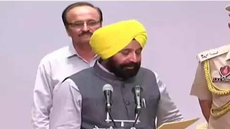 Punjab: पंजाब के मंत्री फौजा सिंह सरारी ने दिया इस्तीफा, लगा था पैसा वसूली का आरोप