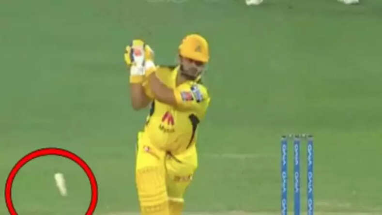 आईपीएल 2021 बोल्&zwj;ट की खतरनाक गेंद से सुरेश रैना का बल्&zwj;ला टूटा &nbsp;