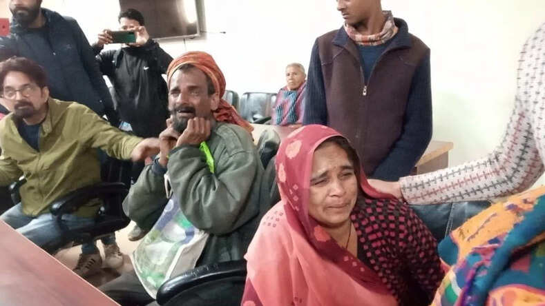 MP News: शिवपुरी कलेक्टर के सामने आत्मदाह करने का प्रयास महिला ने खुद पर छिड़का पेट्रोल, माचिस जलाने से पहले अधिकारियों ने पकड़ा हाथ