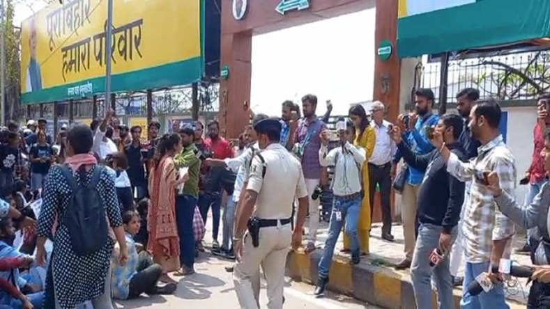 Bihar News: राजधानी पटना में इंटर के छात्रों ने जदयू कार्यालय के बाहर किया घेराव, जमकर की नारेबाजी