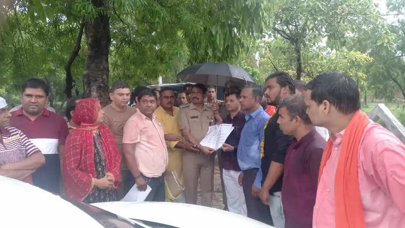उदयपुर में कन्हैया लाल तेली की दिनदहाड़े हत्या के विरोध में जिले के धार्मिक / सामाजिक संगठनों ने जिलाधिकारी के माध्यम से राष्ट्रपति को ज्ञापन सौंपा