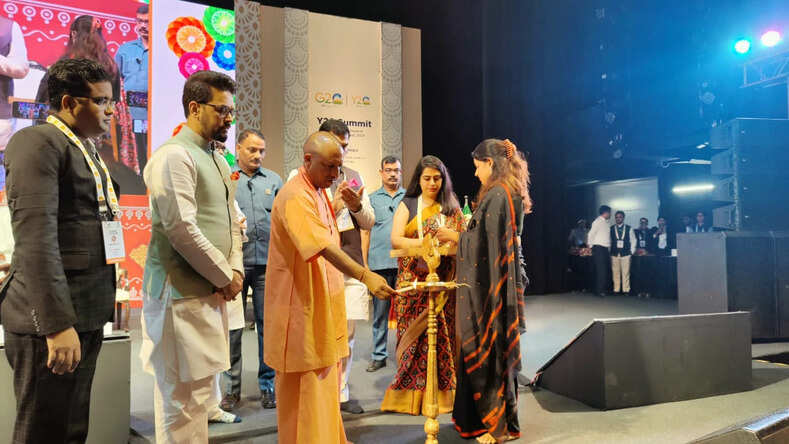 CM योगी और केन्द्रीय मंत्री अनुराग ठाकुर ने वाई-20 शिखर सम्मेलन का किया उद्घाटन