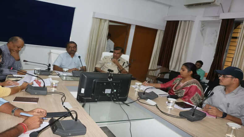 जिले में सडक किनारे किसी भी प्रकार की खुदाई,ट्रेचिंग कार्य जैसे सड़क चौड़ीकरण, सिपेज लाइन आदि कार्य प्रतिबंधित