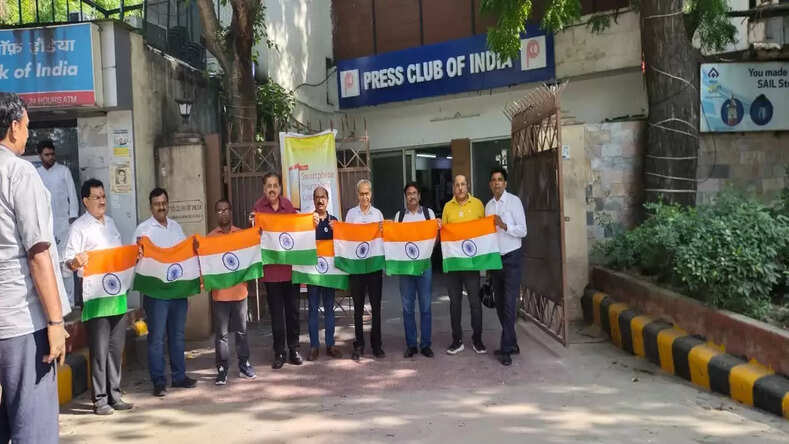 आजादी की 75वीं वर्षगांठ पर अमृत महोत्सव में मीडियाकर्मियों को WJI ने तिरंगा और तिरंगा बैज किया प्रदान
