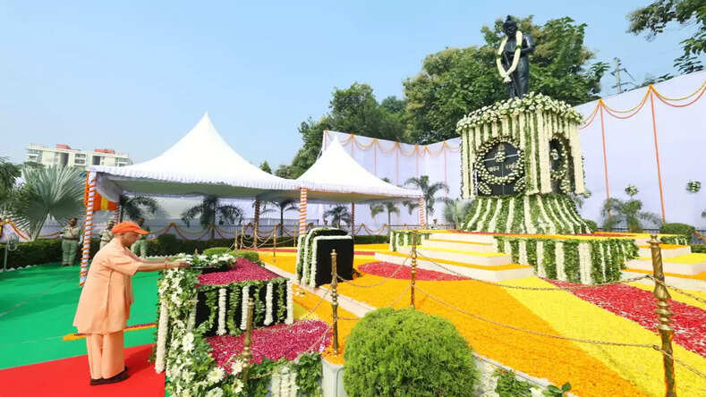 मुख्यमंत्री ने शहीद पुलिसकर्मियों को पुष्पचक्र अर्पित कर दी भावभीनी श्रद्धांजलि