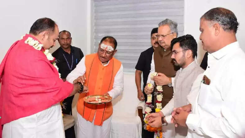 CG News: सुप्रसिद्ध कथावाचक पंडित प्रदीप मिश्रा से सीएम साय ने की सौजन्य मुलाकात