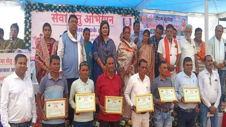  CG News : सूरज की रोशनी से आत्मनिर्भरता की ओर बढ़ते गांव, सेवा सेतु शिविरों में पीएम सूर्य घर हितग्राहियों का सम्मान