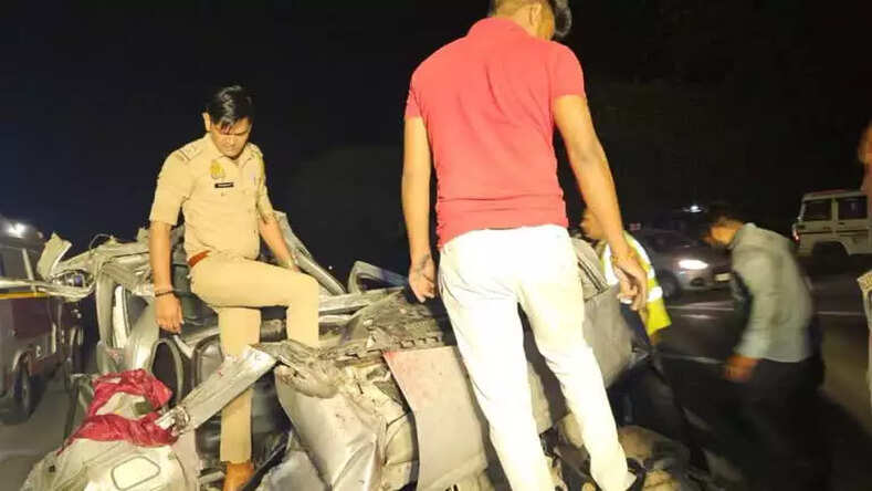 Road Accident: यमुना एक्सप्रेसवे पर अज्ञात वाहन ने कार को मारी टक्कर, 5 की मौत, 3 लोग गंभीर घायल