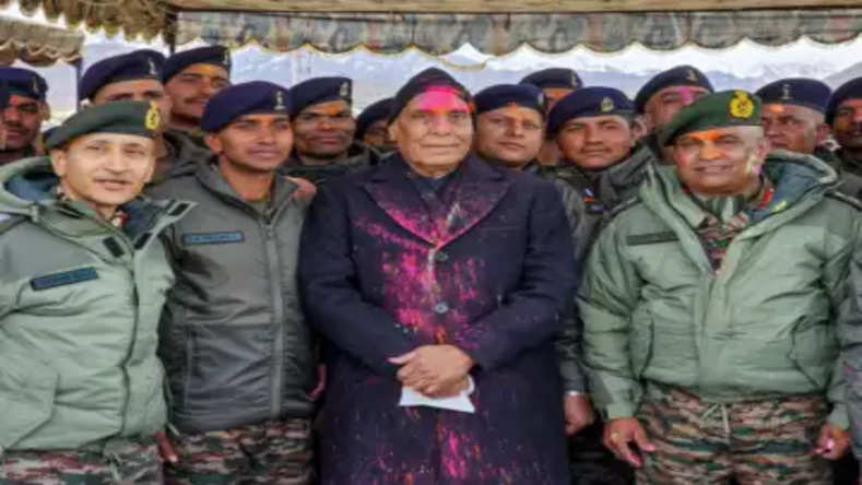 रक्षा मंत्री राजनाथ सिंह ने सैनिकों के साथ मनाई होली, कहा- भारत की वीरता और बहादुरी की राजधानी है लद्दाख