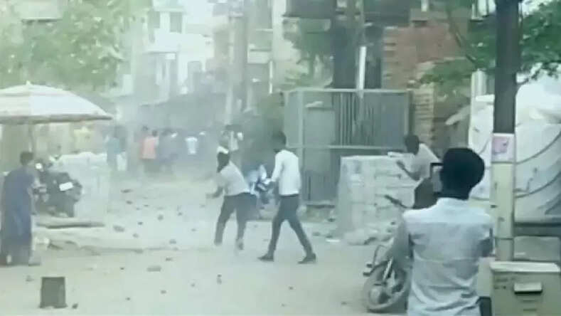 कानपुर के बाद अब आगरा में भिड़े दो समुदाय, जानिए पूरा मामला