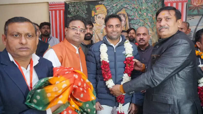 नववर्ष के उपलक्ष पर श्री श्री 1008 संत देवगिरी महाराज की निकली विशाल शोभा एवं कलश यात्रा
