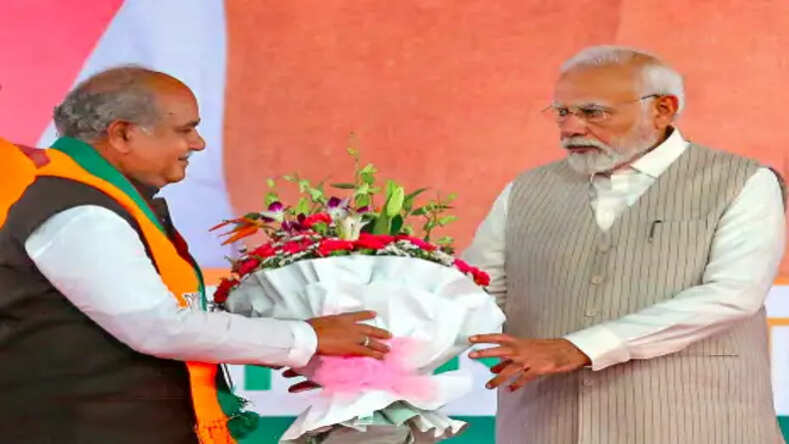 केंद्रीय मंत्री नरेंद्र सिंह तोमर और प्रह्लाद पटेल सहित नौ लोकसभा और एक राज्यसभा सांसद ने अपने पद से दिया इस्तीफ़ा